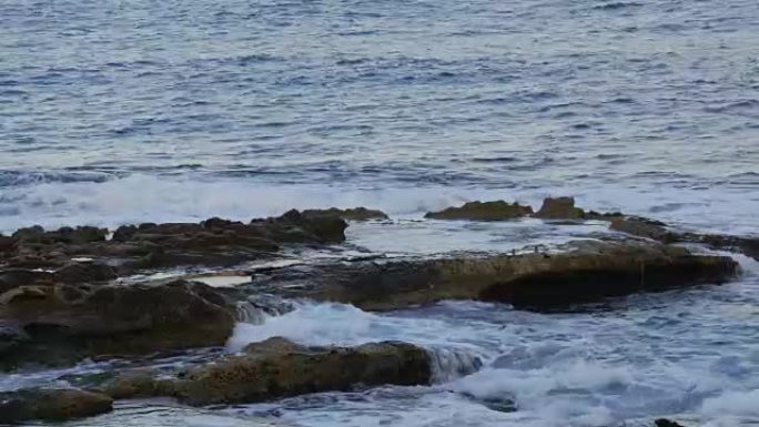 阴天的暗示性视图海水覆盖岩石