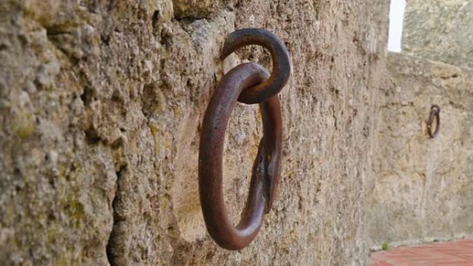 意大利圣马力诺墙上的金属钩和圆形金属