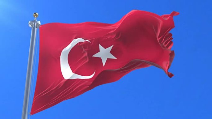 土耳其国旗在蓝色的天空中缓慢地在风中挥舞，循环