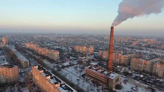 空中拍摄高热气体烟囱，在冬季日落时缓慢冒烟