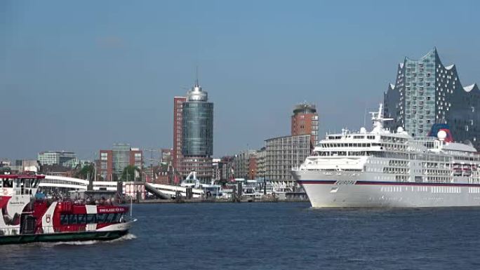 出发时在汉堡的邮轮，易北河和城市景观，