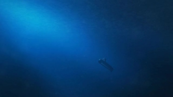 从海底看海洋中的潜艇