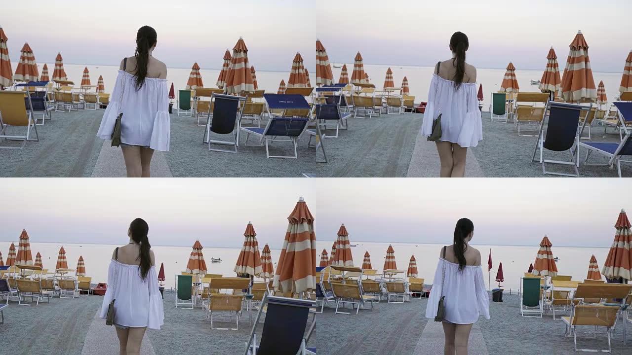 年轻女子在海边享受欧洲度假的海滩度假
