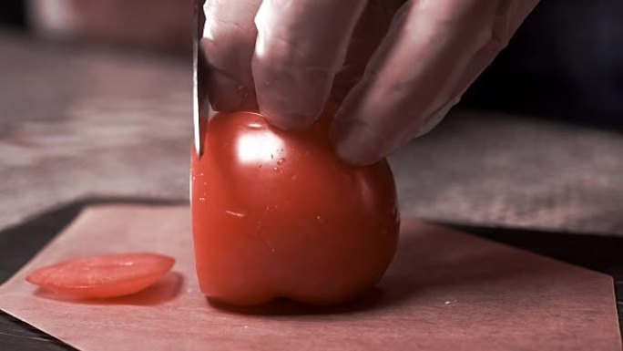 用烹饪刀切成番茄