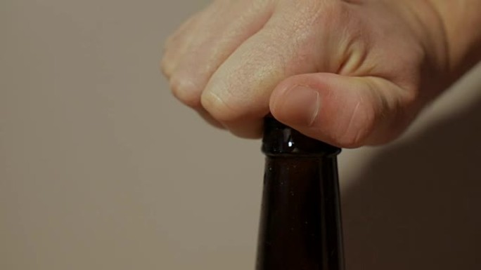手打开一瓶啤酒。