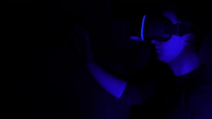 在聚光灯下使用VR头盔的人