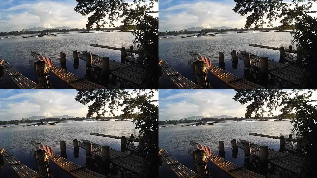 沿湖岸停泊的竹船筏上的日落