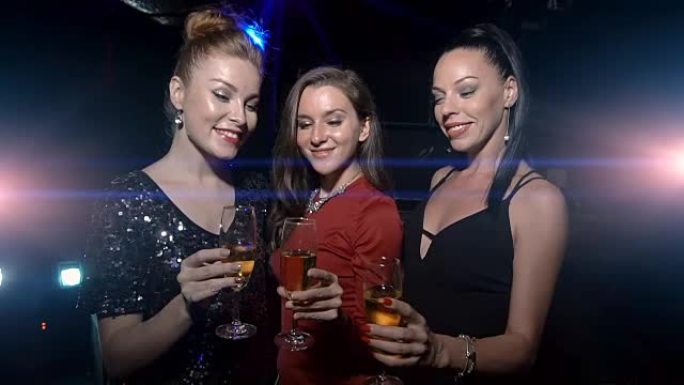 三个女人用香槟碰杯