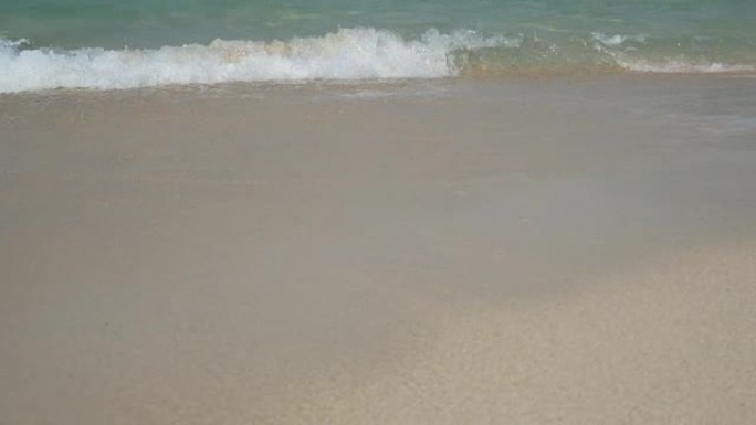 4K。海洋声柔和的海浪，泰国普吉岛白色沙滩上的清澈海水，带有复制空间区域。热带夏季海滩度假背景素材