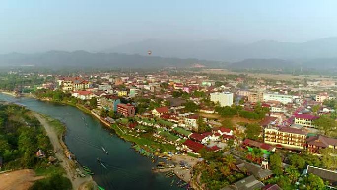 无人机的鸟瞰图。老挝万万村的河流。