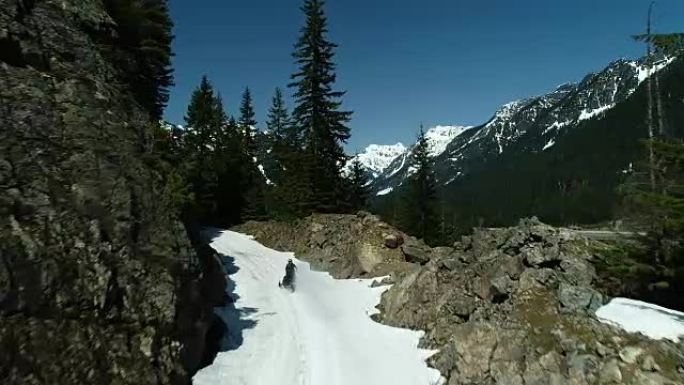 雪地摩托赛车冬季雪道穿越洛基喀斯喀特山口
