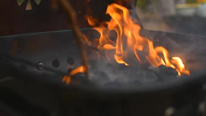 吉尔烧烤火木炭特写被木棍混合触摸