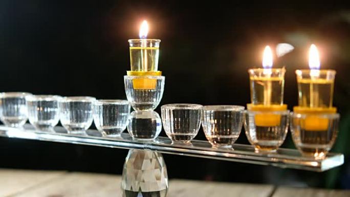 光明节的第二天。光明家有两支燃烧的蜡烛和八、九支蜡烛
