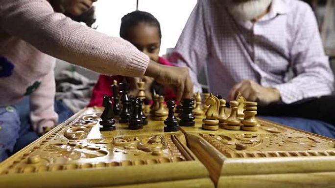 多元家庭在家一起下棋