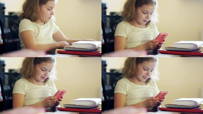 女学生合上书，高兴地拿起粉红色的手机。社交网络中的交流。教育问题。网络成瘾