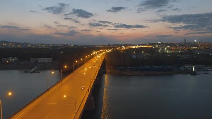 桥上汽车的鸟瞰图。