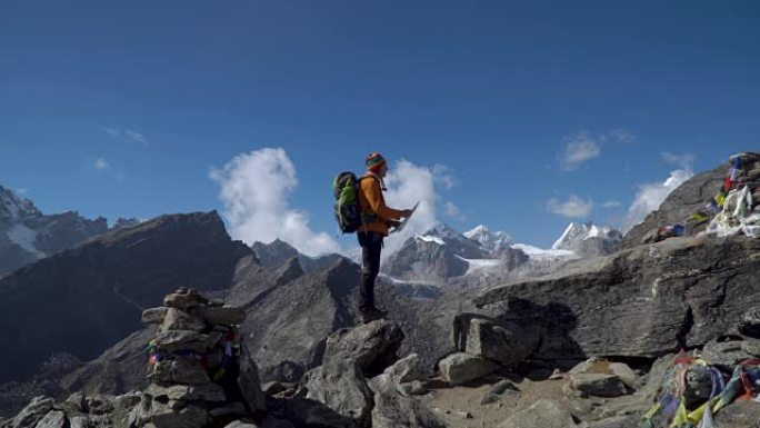 背着背包的人在喜马拉雅山脉旅行