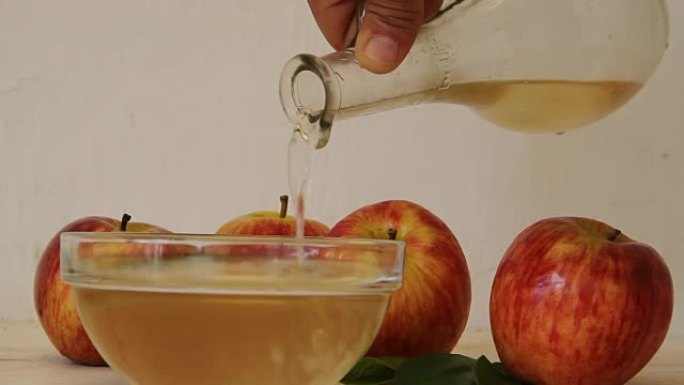 从瓶子上掉下来的苹果醋流