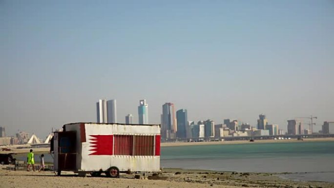 海滩上的大篷车。巴林