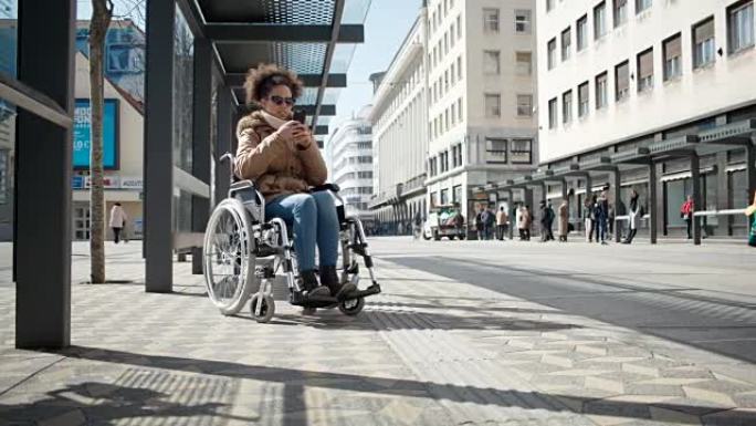 在市中心坐轮椅的能力不同的年轻女孩