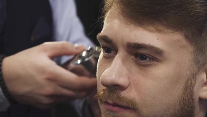 一个年轻人在理发店被割伤的特写镜头