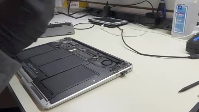 技术人员修理损坏的笔记本电脑