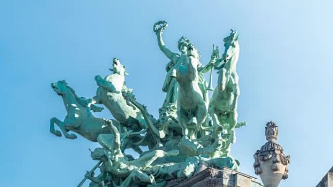香榭丽舍大街上的大皇宫顶上的雕像。法国巴黎