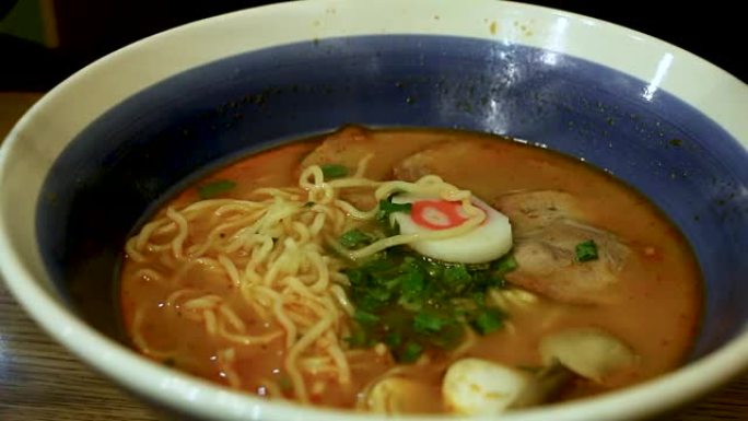 特写一碗日本拉面面，里面有水蒸猪肉。从下到上。