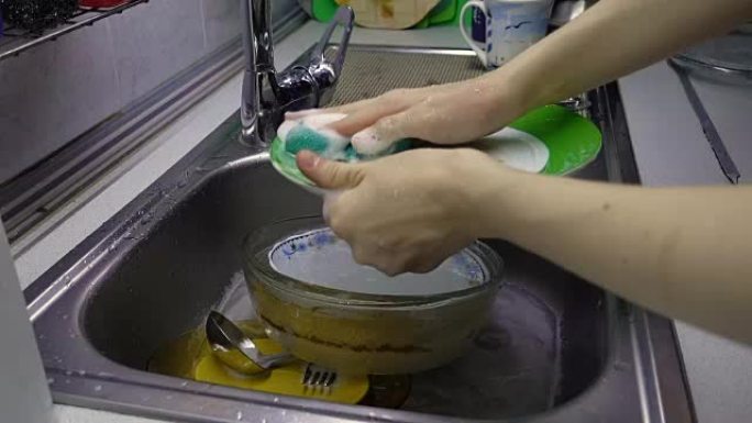 女人洗绿色盘子