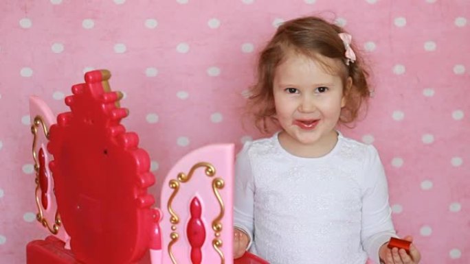 照镜子的小女孩。