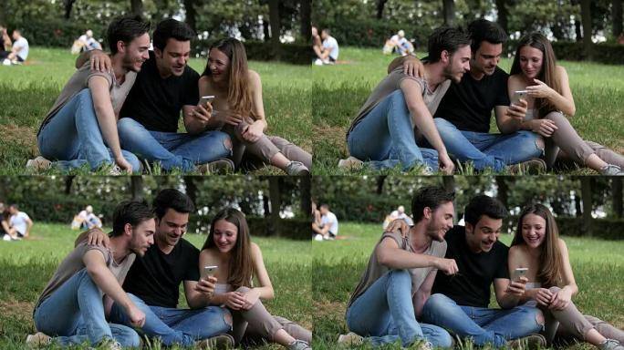 在公园里看着智能手机的快乐微笑的朋友