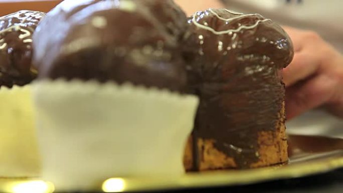 糕点厨师用糖果糖糊装饰复活节甜面包蛋糕，在糖果台面上特写