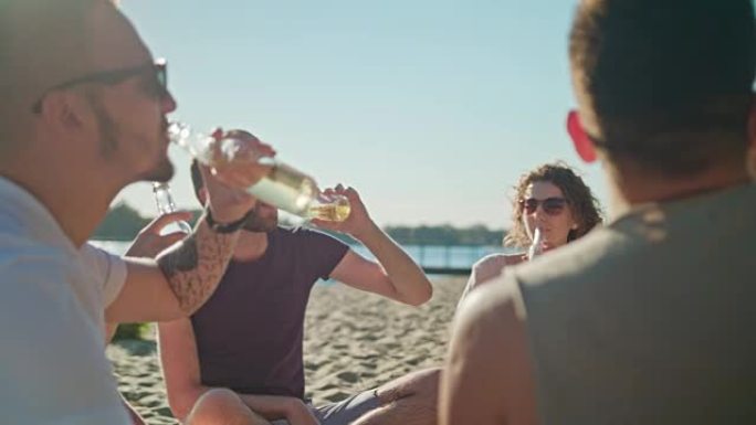 年轻人在海滩上碰碰瓶子