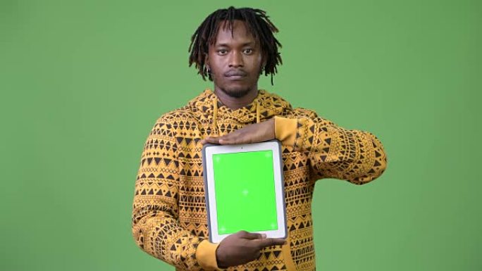 年轻英俊的非洲男子展示数字平板电脑