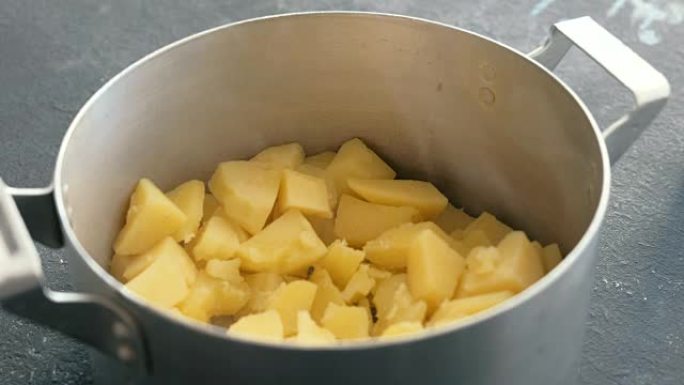 平底锅煮土豆的特写镜头。煮土豆泥。