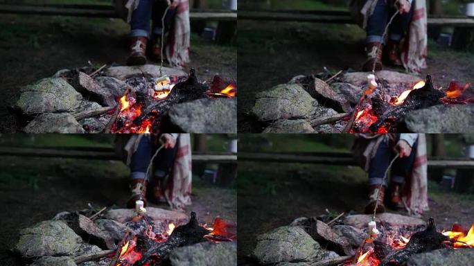 棉花糖在森林的明火上油炸