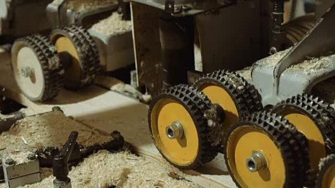 锯木厂生产中的木板磨浆机的滚轮