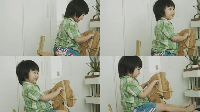 泰国可爱的男婴正在卧室里玩马凳