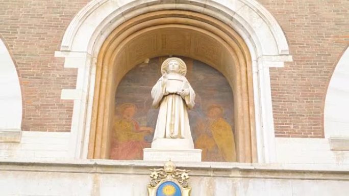 门顶上的圣安东尼雕像