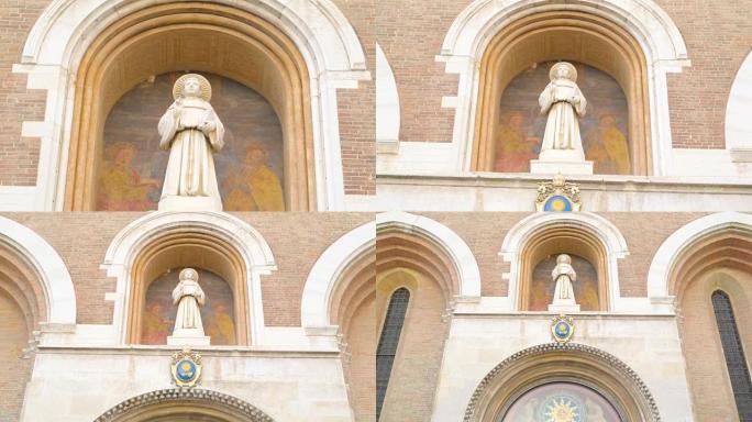 门顶上的圣安东尼雕像