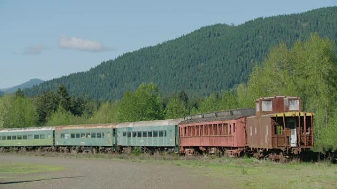 森林中废弃有轨电车的老式火车线