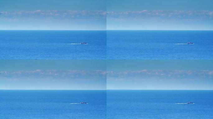 伯罗奔尼撒半岛的蓝色平静的大海与小岛