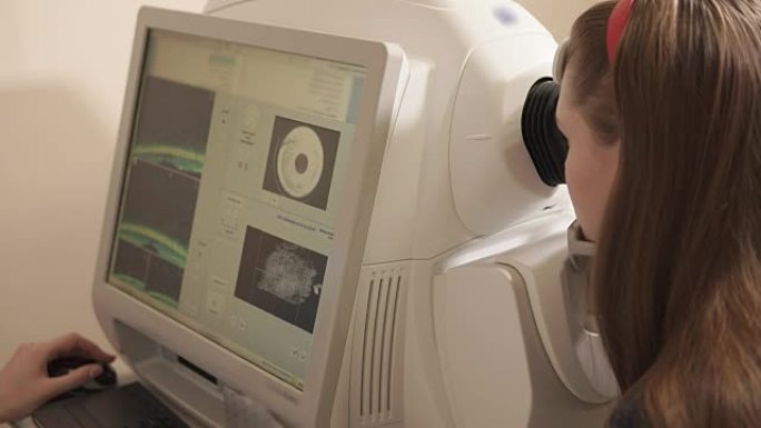 患者在私人诊所接受视网膜断层扫描诊断