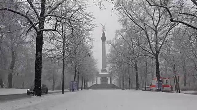 雪景期间，德国慕尼黑弗里登森格尔纪念碑顶部的和平天使
