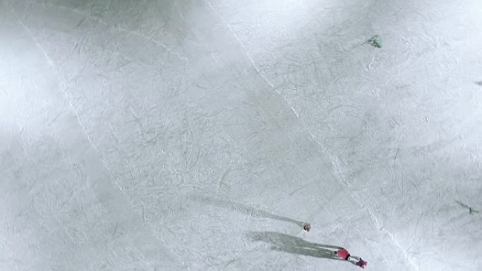 与滑冰人一起在溜冰场上拍摄的摄像机的旋转