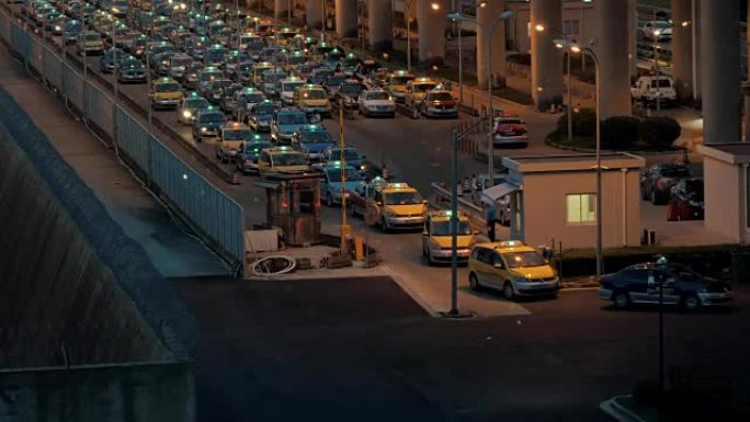 日落时分机场外出租车排队