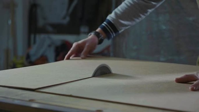 在木匠车间慢动作切割木板的圆台锯