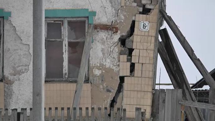 地震造成的老房子破裂。房屋的墙壁掉落在户外摧毁了建筑物