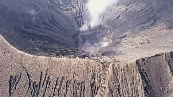 火山口上的活火山和游客。鸟瞰图