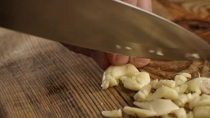 大蒜切片作为酱汁侧视图。视频